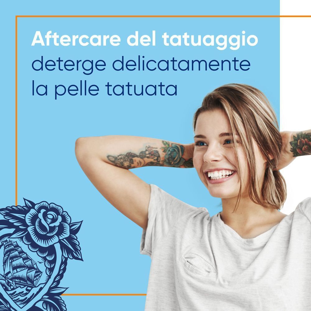 Donna con tatuaggi sorride, Bepanthenol Tattoo Detergente Delicato.