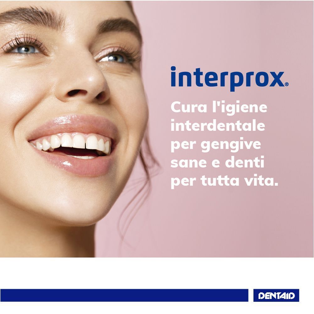 Primo piano di un viso sorridente che evidenzia denti e gengive sane. Logo Interprox.