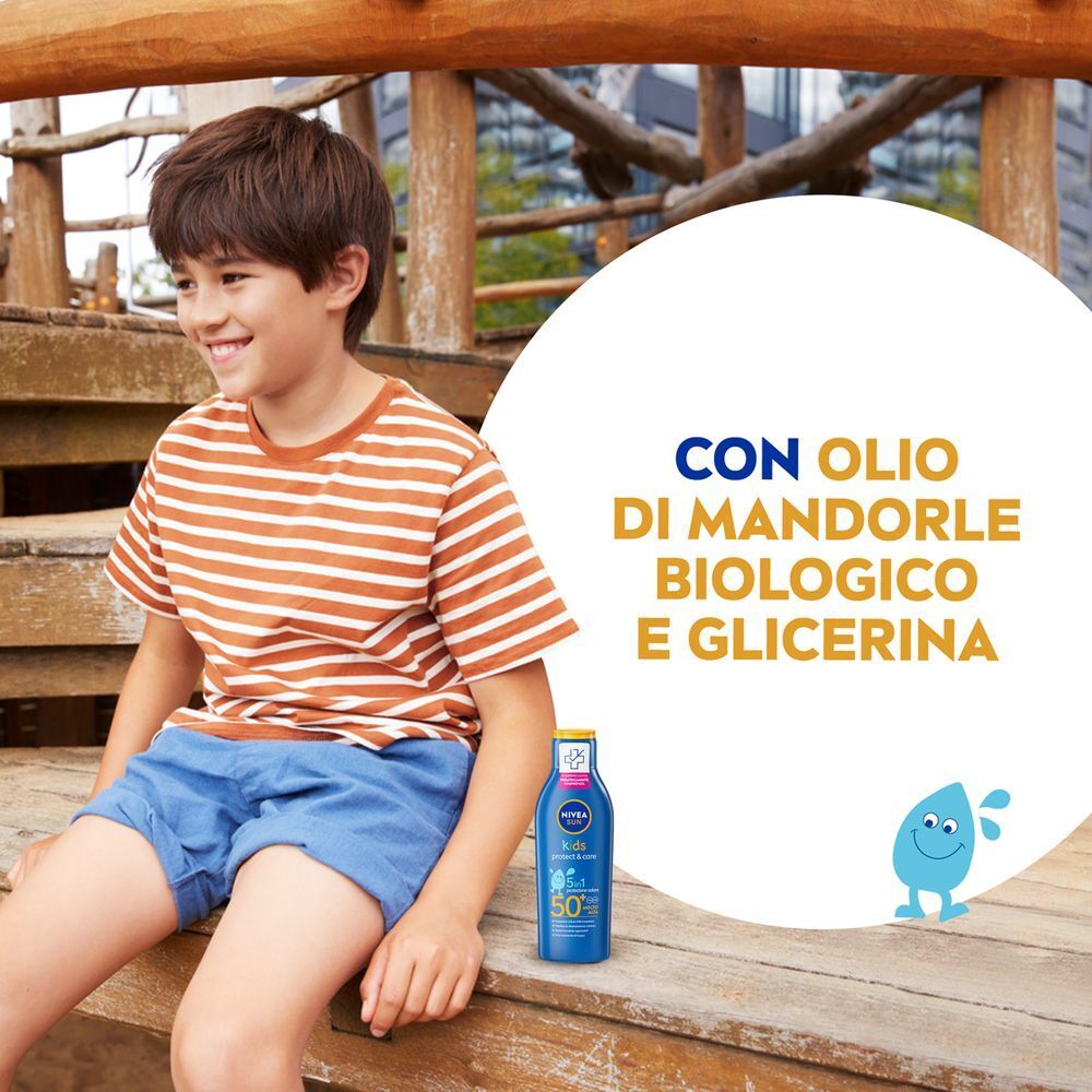 Bambino seduto all'aperto. Flacone di Nivea Sun Latte Solare Kids SPF 50+.