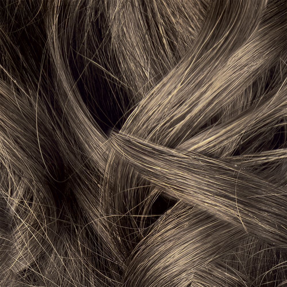 Primo piano di capelli castani che mostrano il colore della tinta.