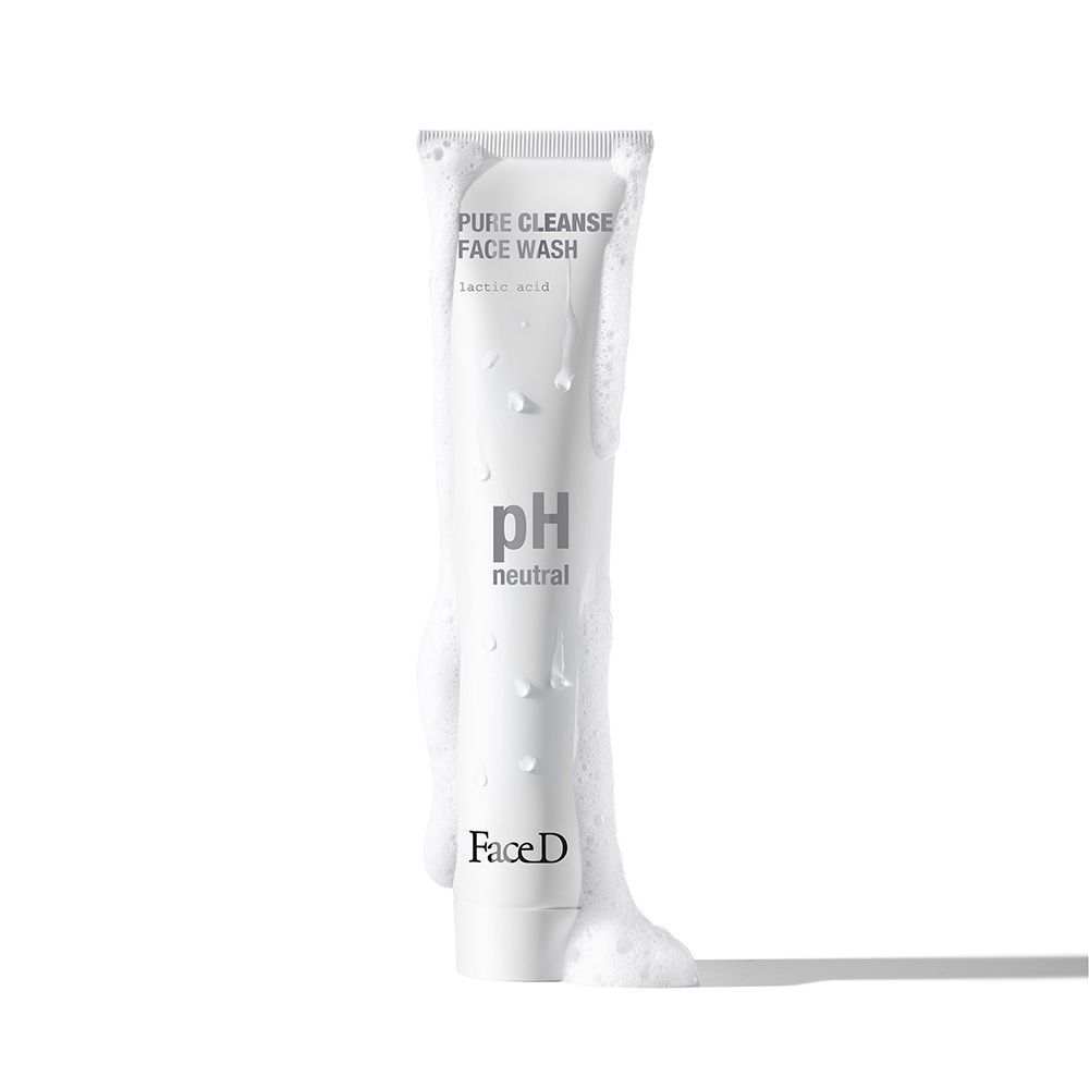 Un tubo bianco di detergente viso Face D Pure Cleanse con schiuma e gocce d'acqua.