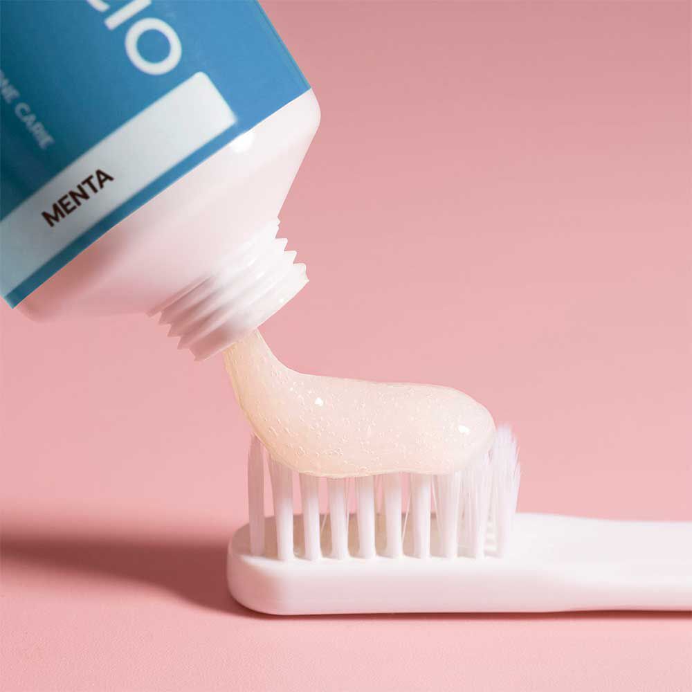 Dentifricio Geldis applicato su uno spazzolino.