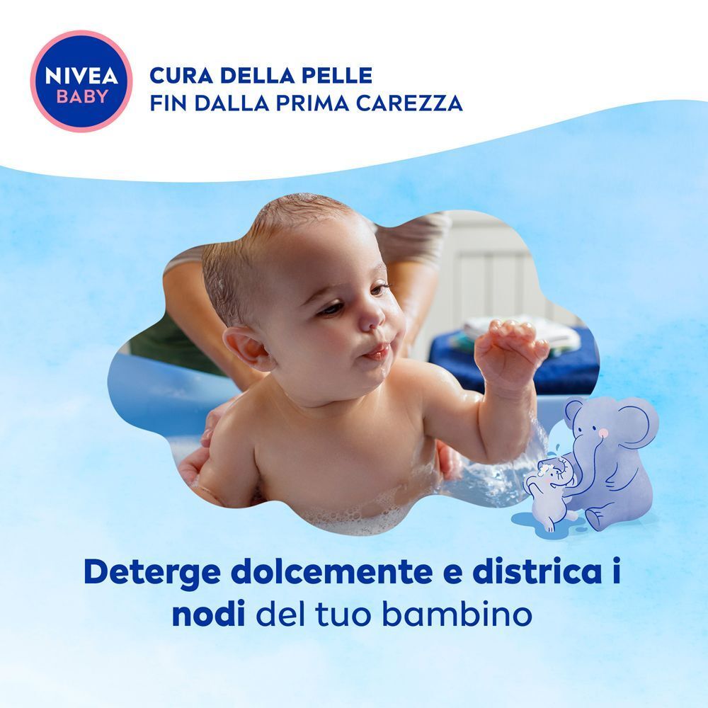 Bambino in una vasca da bagno con una figura di elefante.