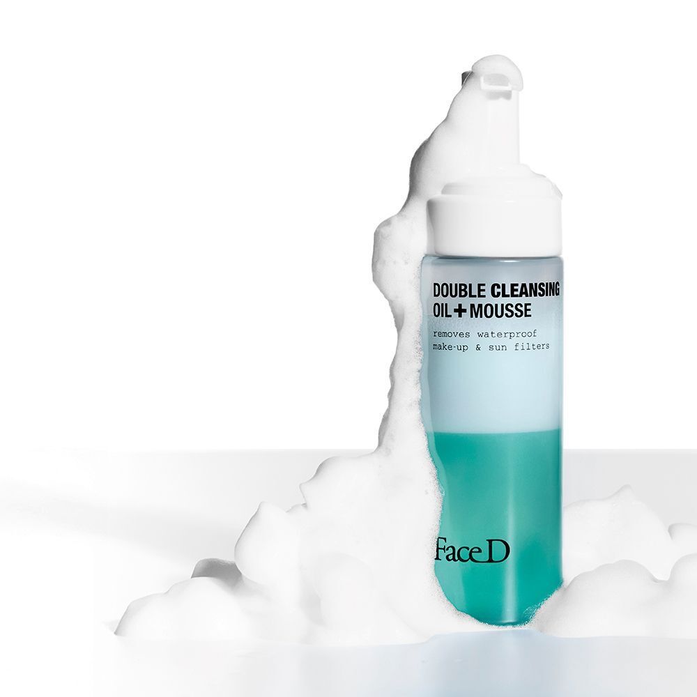 Detergente viso Face D Doppia Detersione Olio + Mousse con schiuma che fuoriesce dal dispenser a pompa.