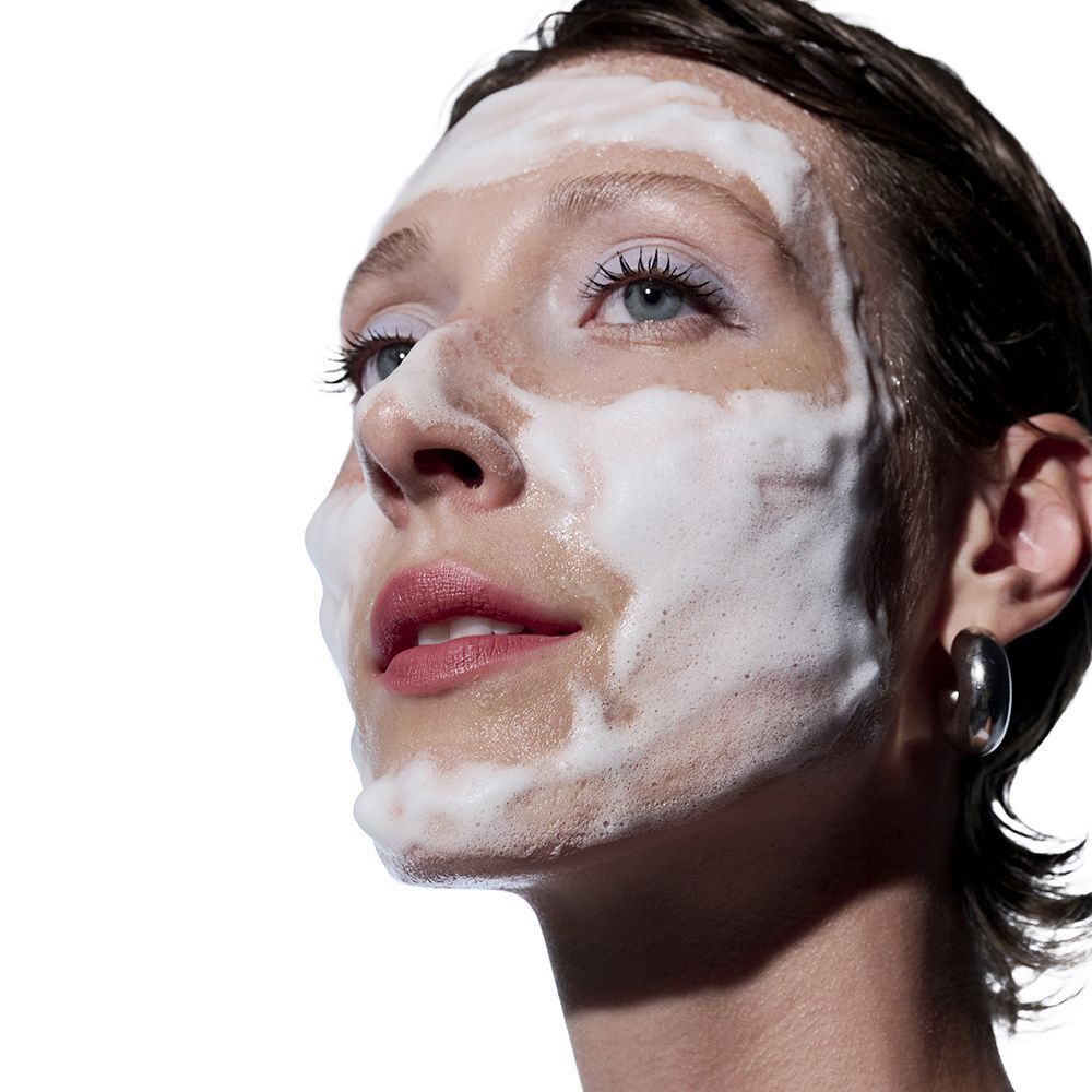 Viso di una donna con il detergente schiumoso Face D Doppia Detersione Olio + Mousse.
