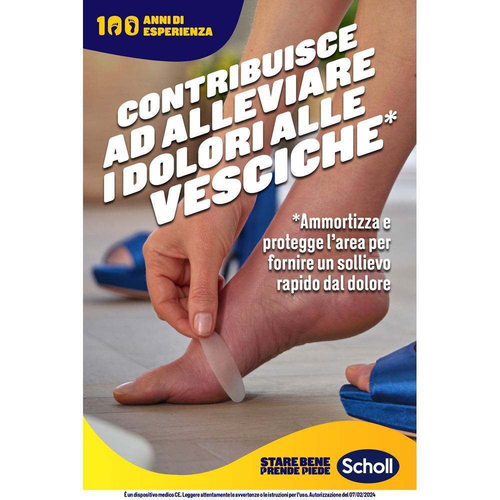 Applicazione di cerotti Scholl per vesciche per alleviare il dolore ai piedi.