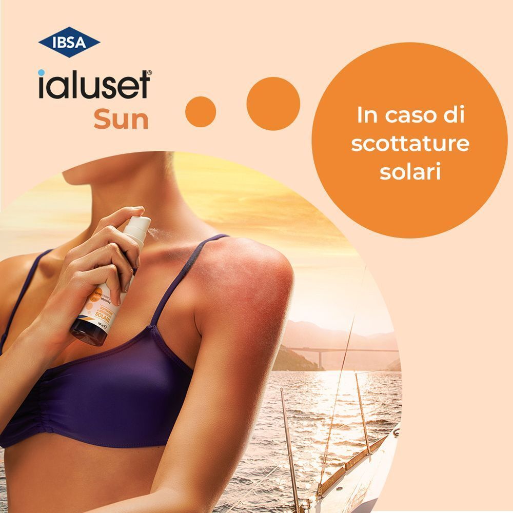 Donna spruzza Ialuset Sun Spray su spalla scottata dal sole al mare.