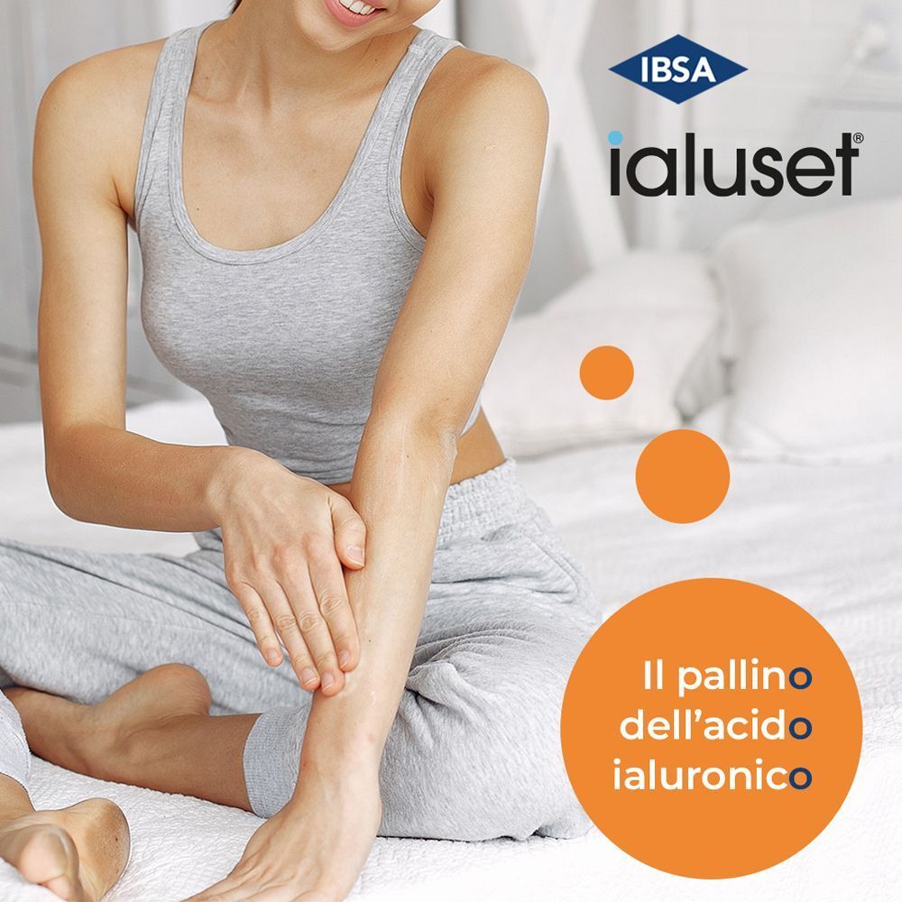 Donna applica Ialuset Sun Spray sul braccio. Testo: 'Il pallino dell'acido ialuronico'.
