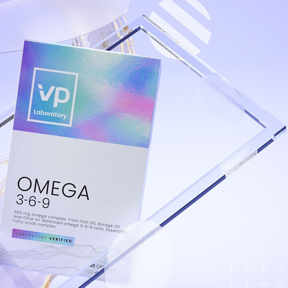 Scatola VP Laboratory Omega 3-6-9 su una superficie trasparente con elementi astratti.