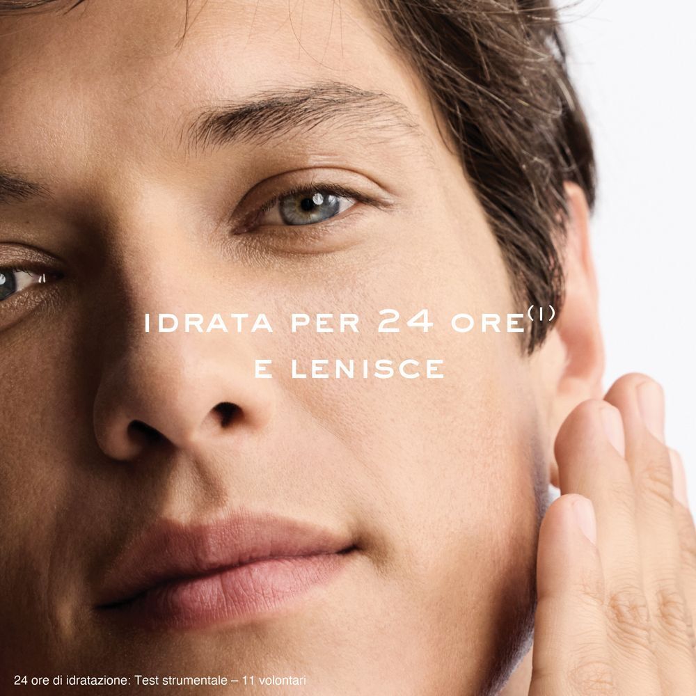 Primo piano di un uomo che si tocca la guancia, con testo sull'idratazione.