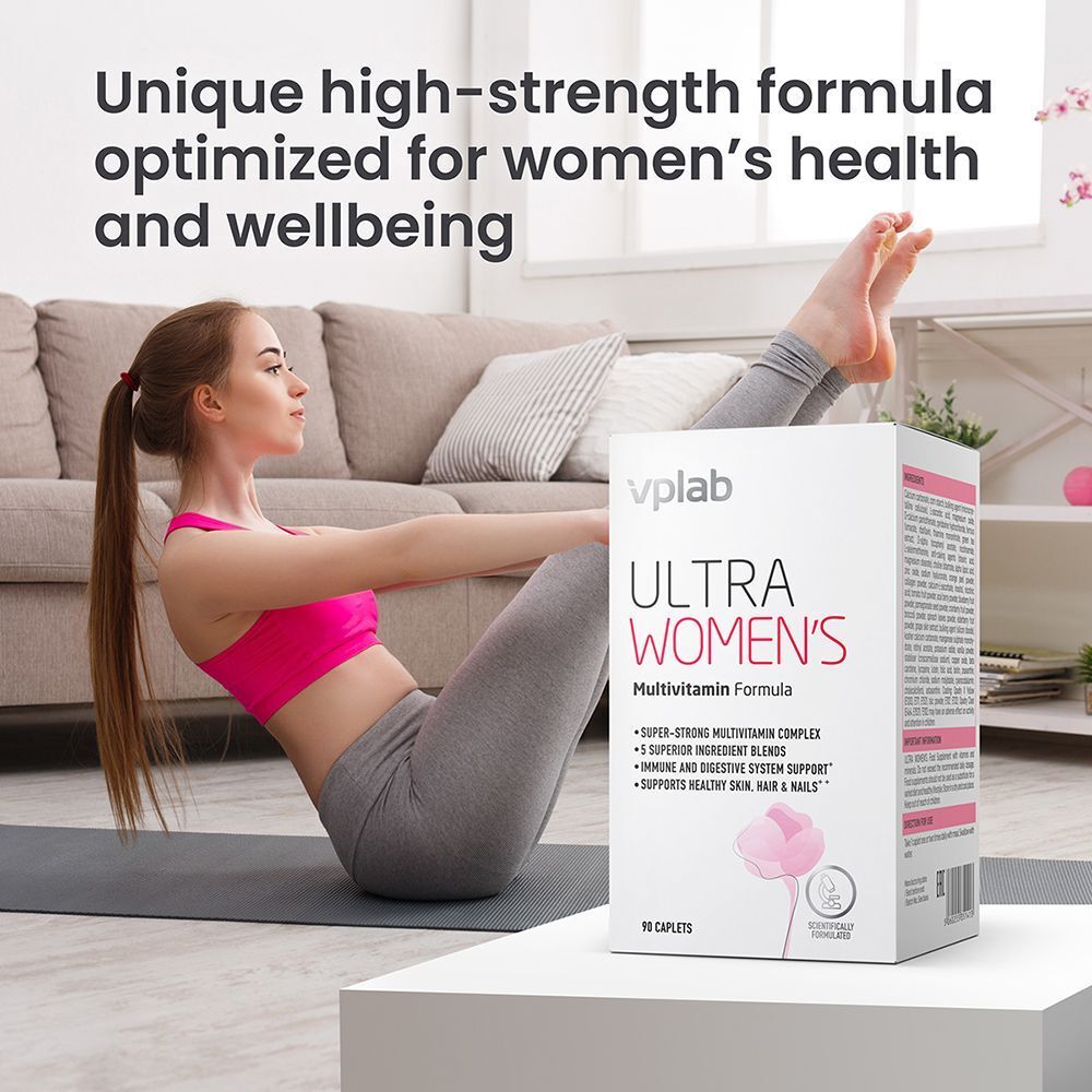Donna in abbigliamento sportivo con confezione di VPLAB Ultra Women's Multivitamin Formula in un soggiorno.