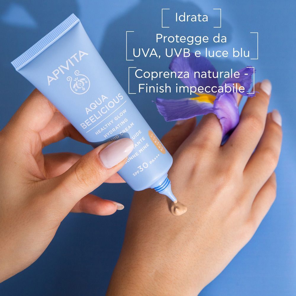 La crema fluida colorata Apivita Aqua Beelicious SPF 30 viene applicata sulla mano.