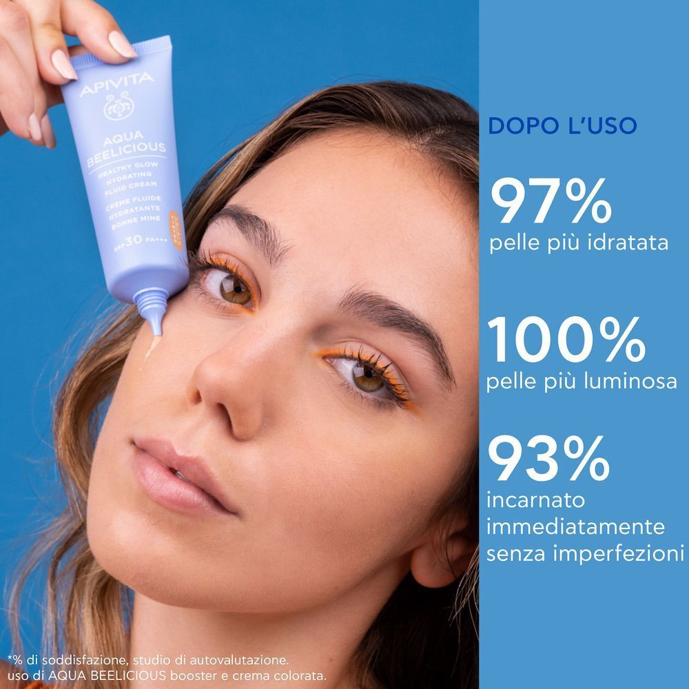 Una donna applica il fluido Apivita Aqua Beelicious sul viso.
