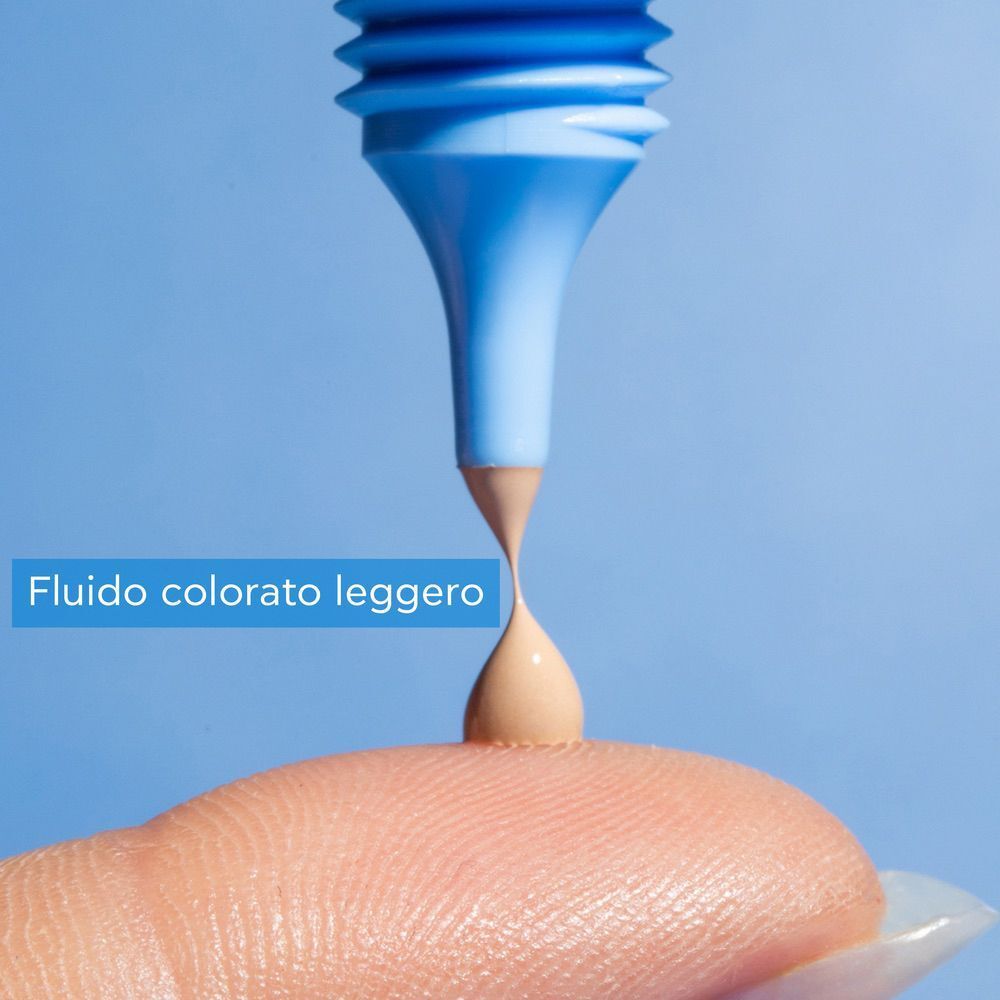 Una goccia di fluido Apivita Aqua Beelicious sul polpastrello.