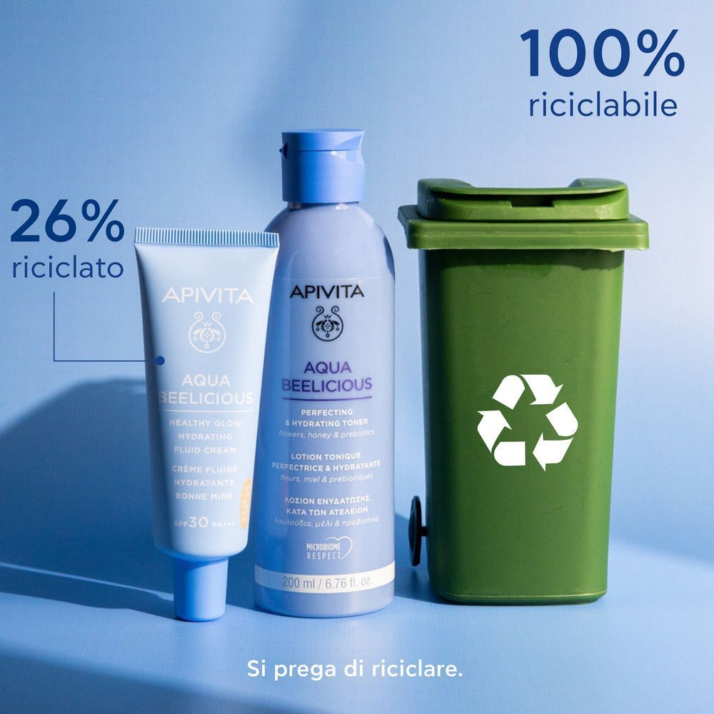 Fluido e lozione Apivita Aqua Beelicious accanto a un bidone verde.