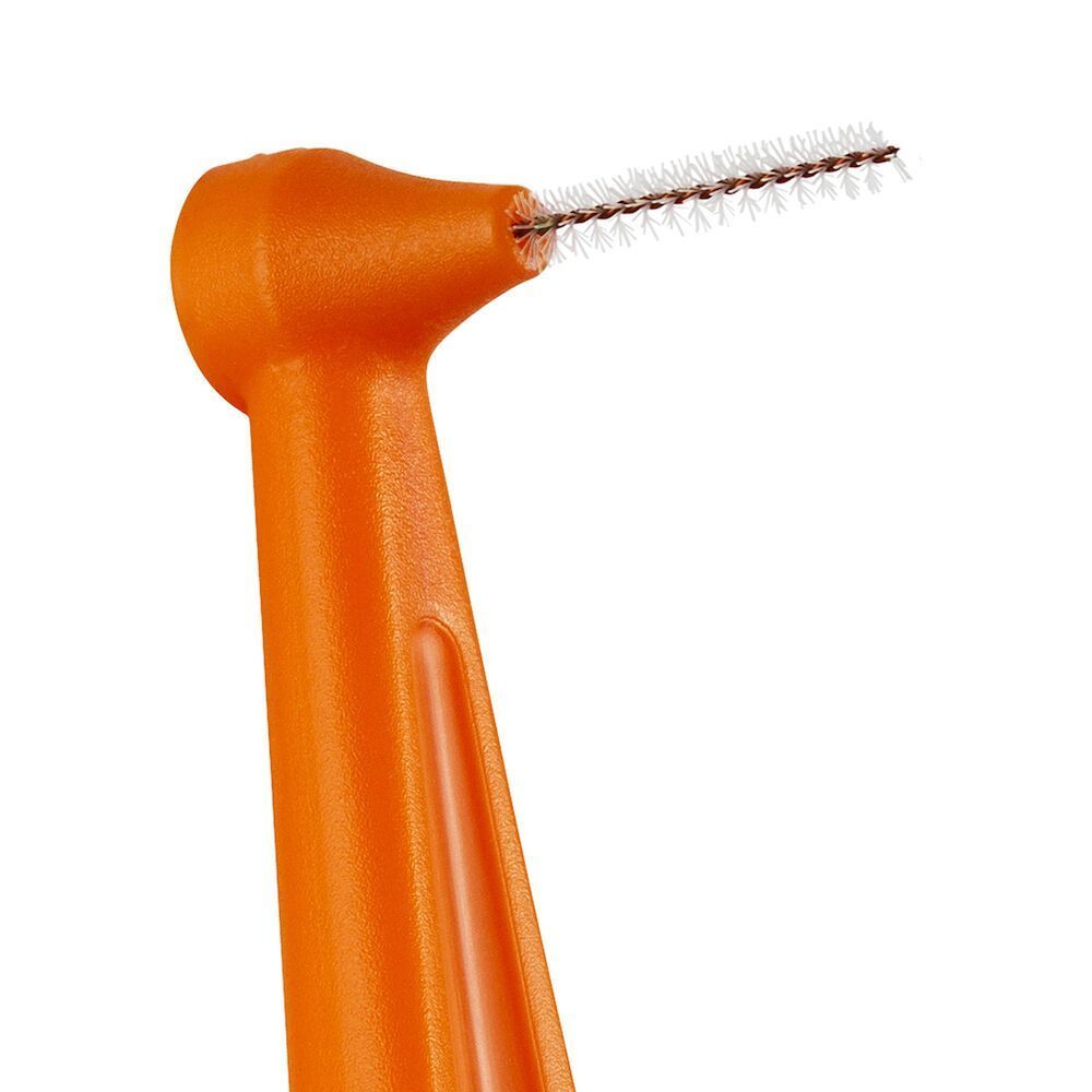 Primo piano della testa di uno spazzolino interdentale TePe Angle arancione con setole.