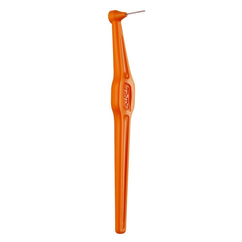 Un singolo scovolino interdentale arancione TePe Interdental Brush Angle con manico lungo e testina angolata.