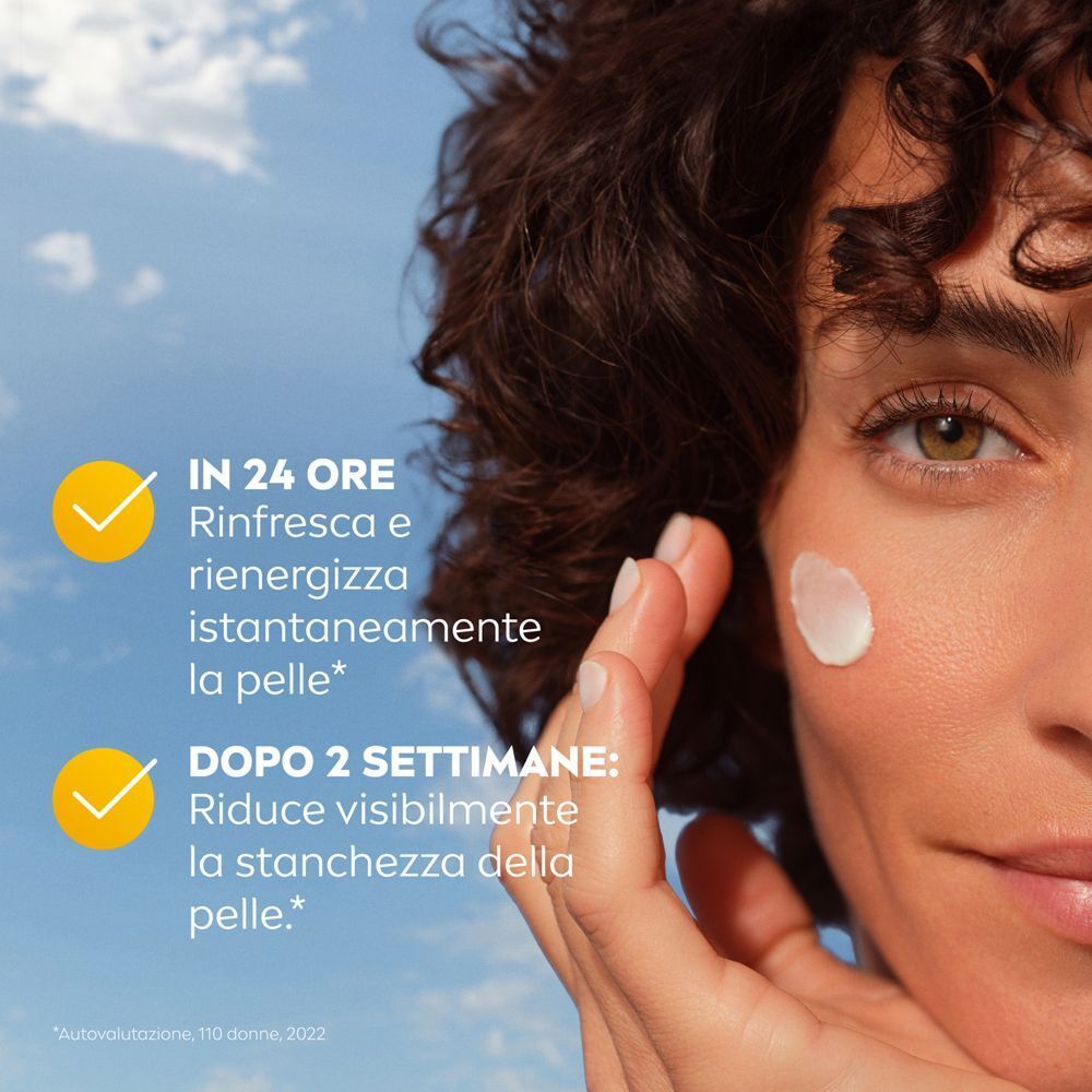 Donna applica Nivea Q10 Anti-Rughe Energy Crema Giorno.