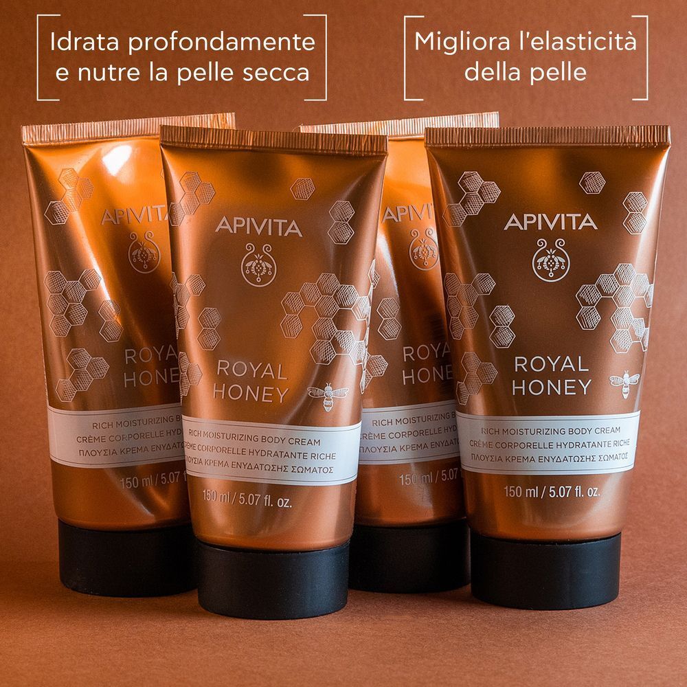 Quattro tubi di crema corpo APIVITA Royal Honey, 150 ml, con testo su idratazione ed elasticità.