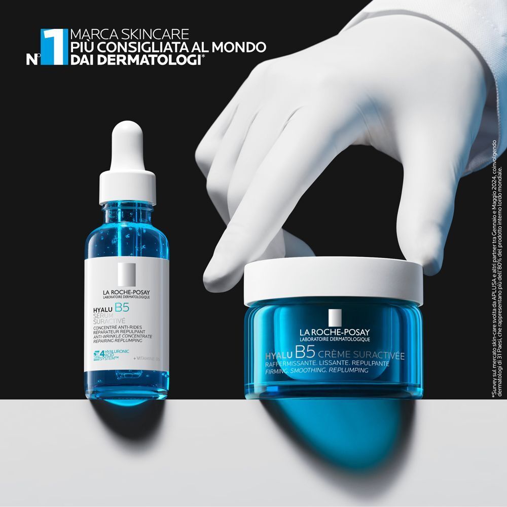 Flacone siero e vasetto crema La Roche-Posay Hyalu B5 tenuti da una mano.