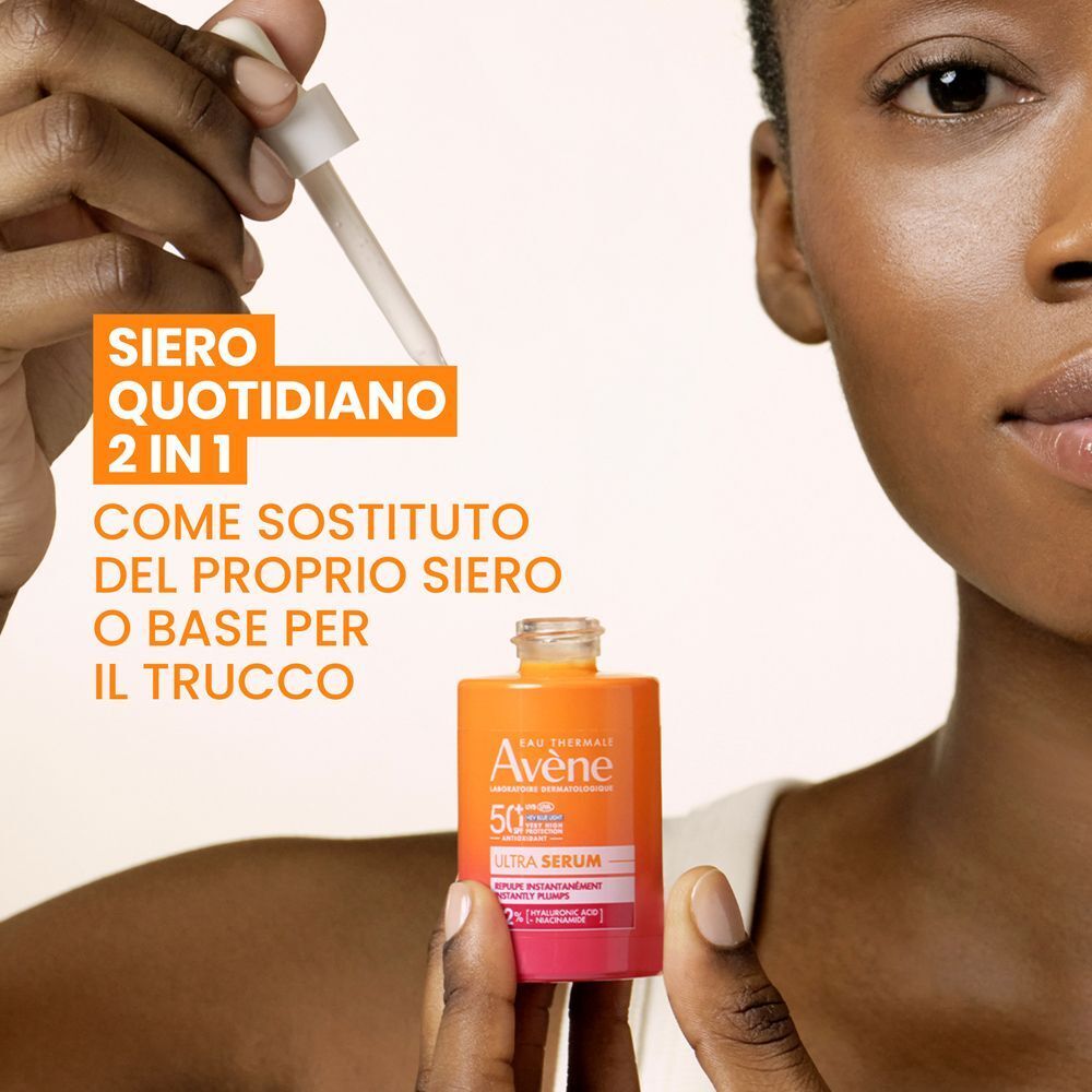 Donna tiene flacone Eau Thermale Avène Ultra Siero SPF50+, contagocce in uso.
