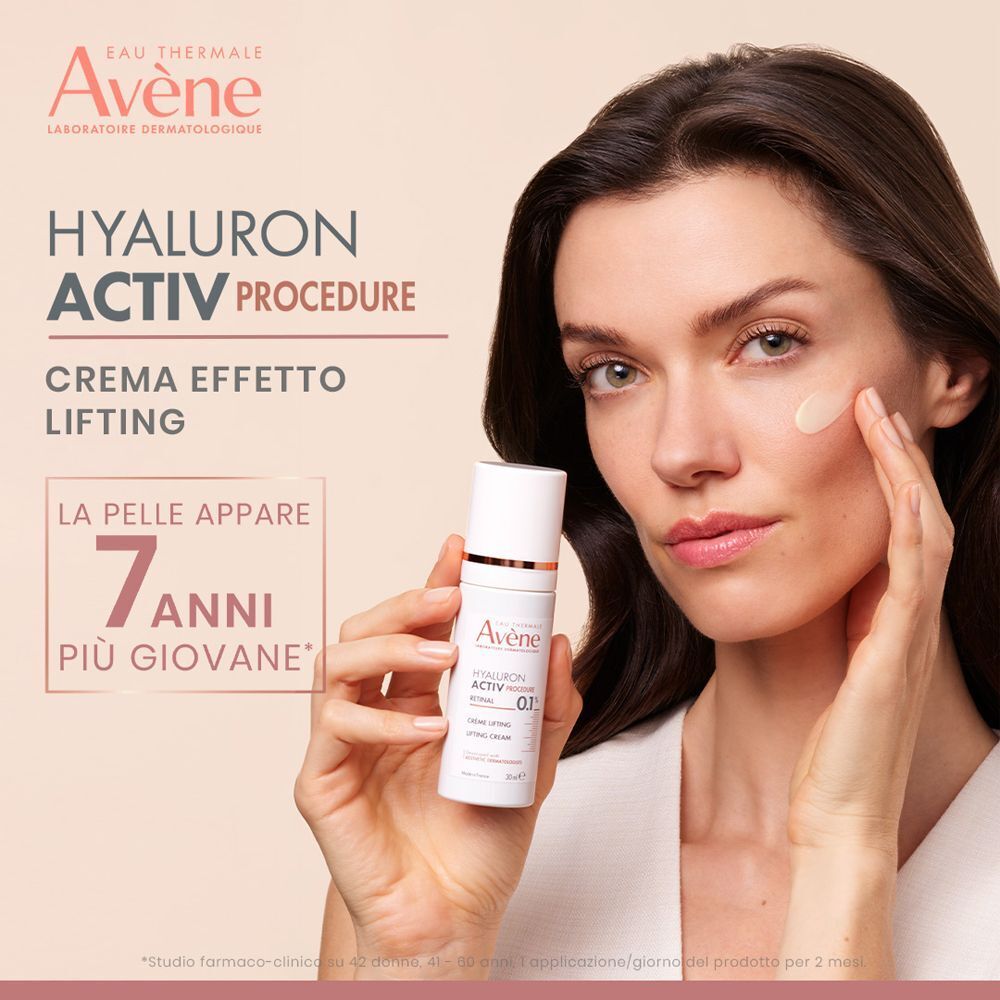 Donna con Eau Thermale Avène Hyaluron Activ Procedure Crema Lifting.