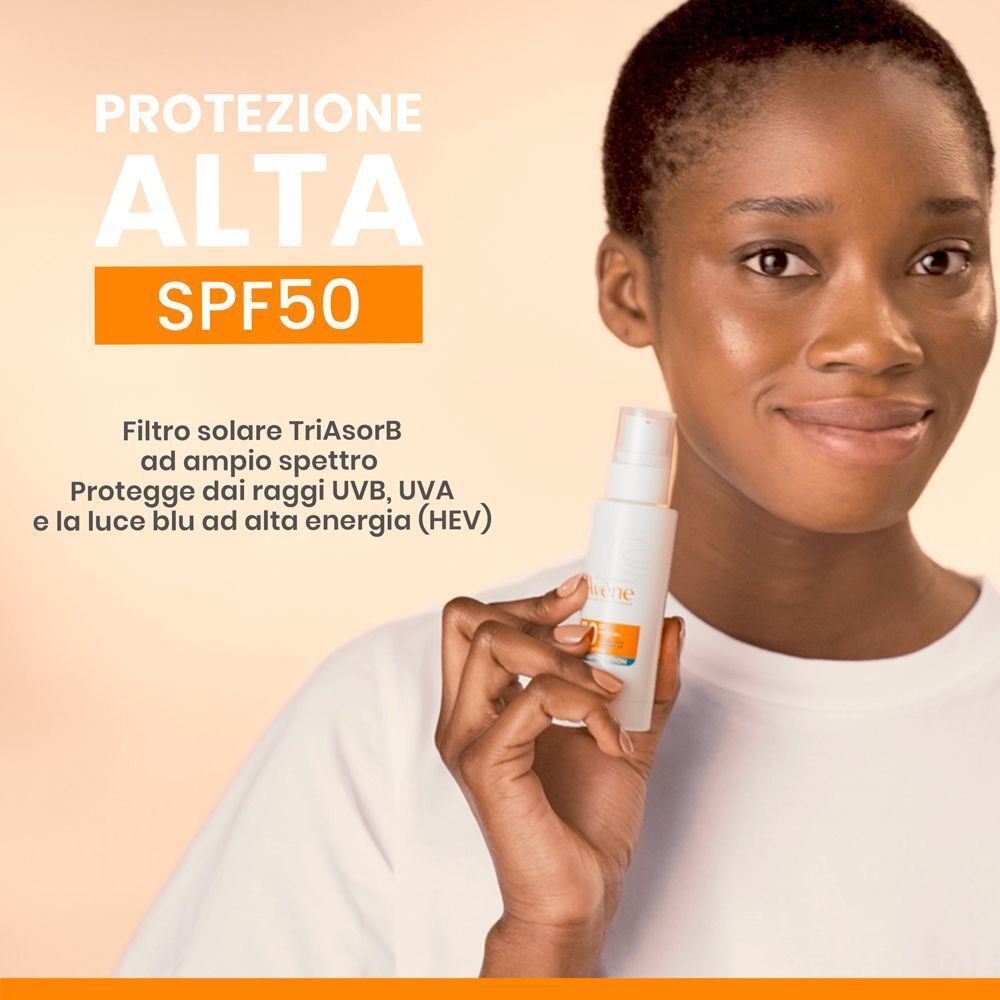 Donna con fluido solare Eau Thermale Avène SPF 50 alta protezione anti-imperfezioni.
