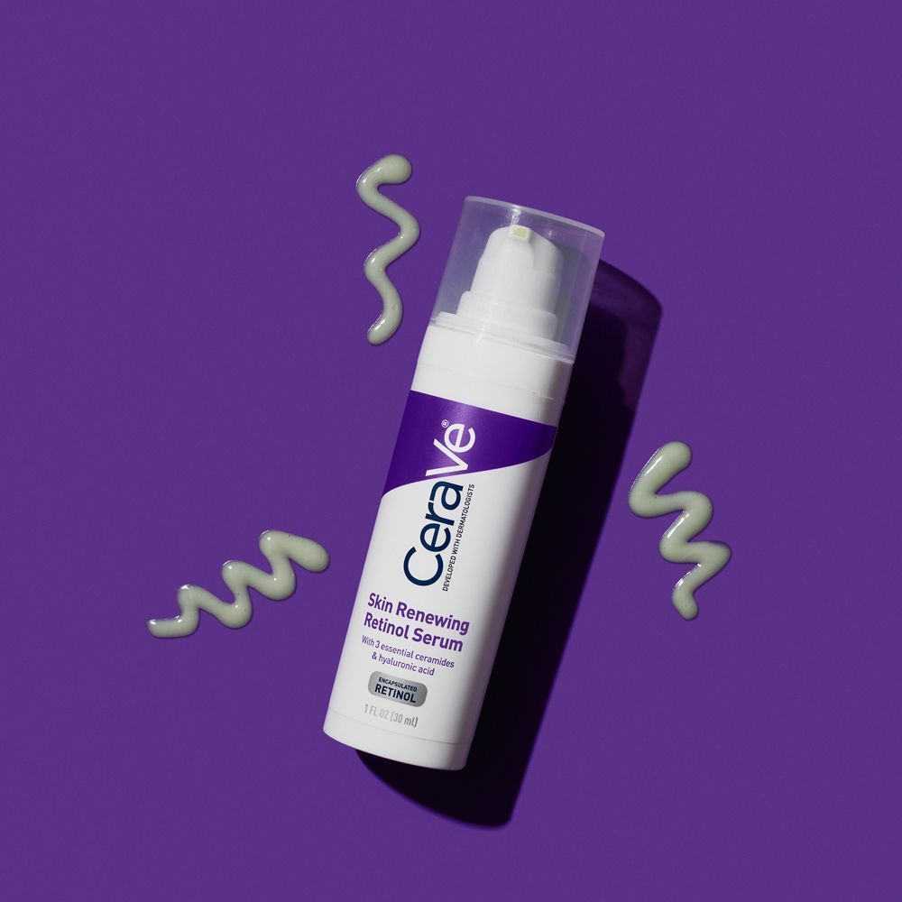 Flacone di siero al retinolo CeraVe Skin Renewing con tocchi su sfondo viola.