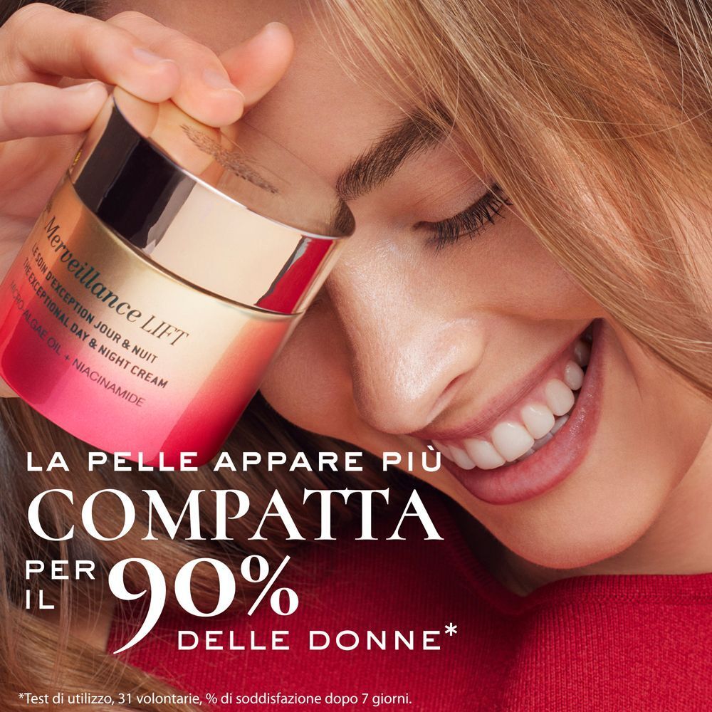 Una donna sorridente tiene in mano un vasetto Nuxe Merveillance Lift.