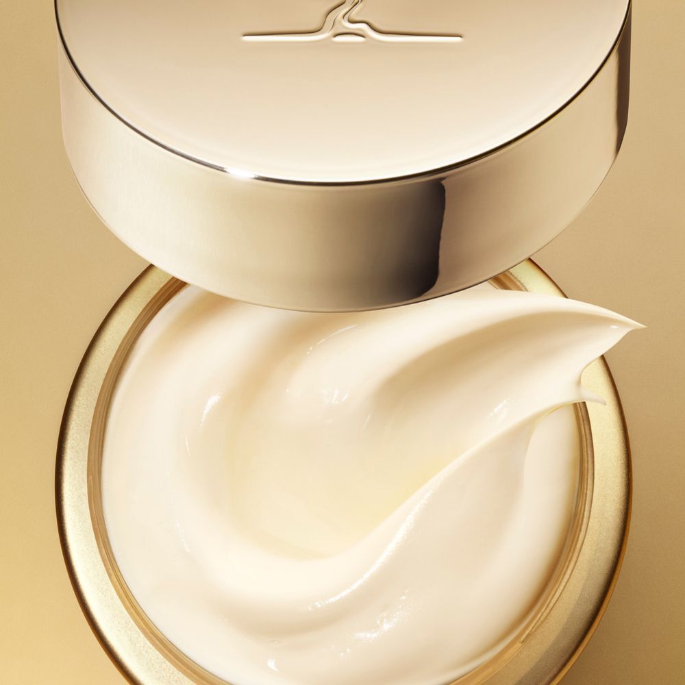 Un vasetto Nuxe Merveillance Lift aperto con texture cremosa.