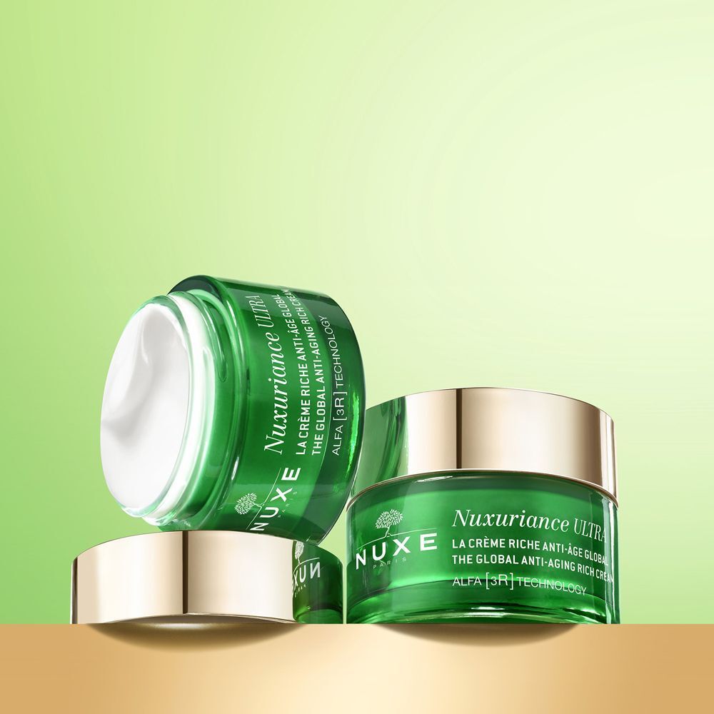 Tre vasetti di crema Nuxe Nuxuriance Ultra, uno aperto.