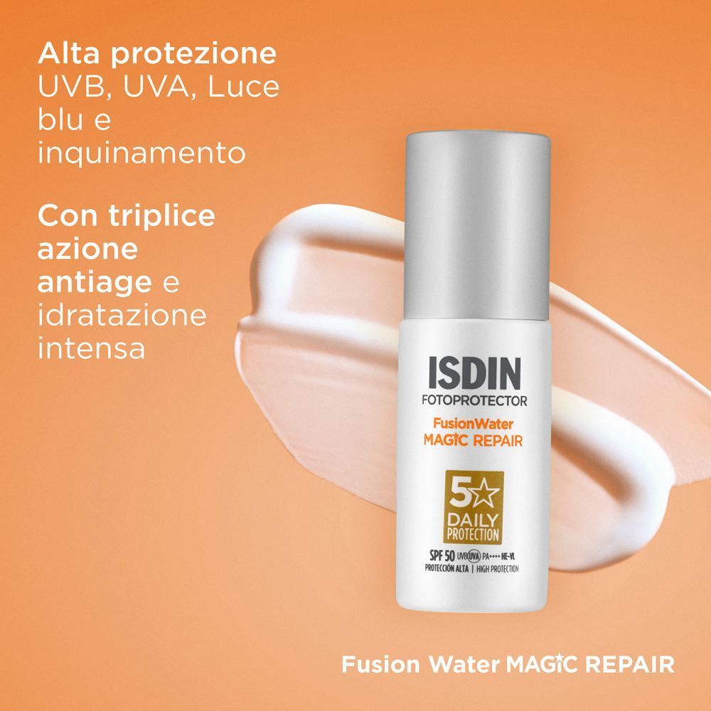 Un flacone ISDIN Fotoprotector Fusion Water Magic Repair Spray su sfondo arancione con una texture cremosa.