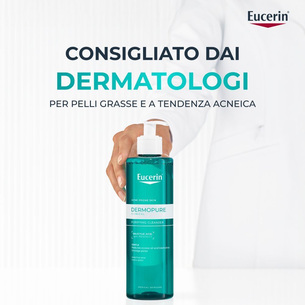Un medico tiene il gel detergente Eucerin Dermopure, consigliato per pelli grasse.