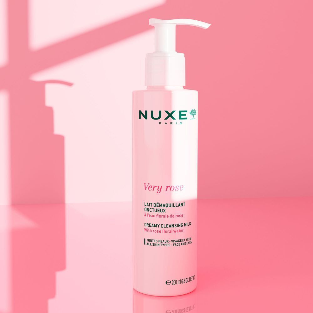 Un flacone di Nuxe Very Rose Latte Struccante Onctueux con dispenser a pompa su sfondo rosa.