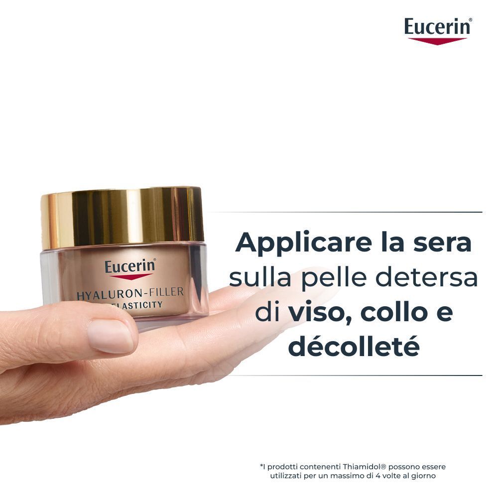 Mano che tiene Eucerin Hyaluron-Filler + Elasticity crema notte. Applicare la sera su viso, collo e décolleté.