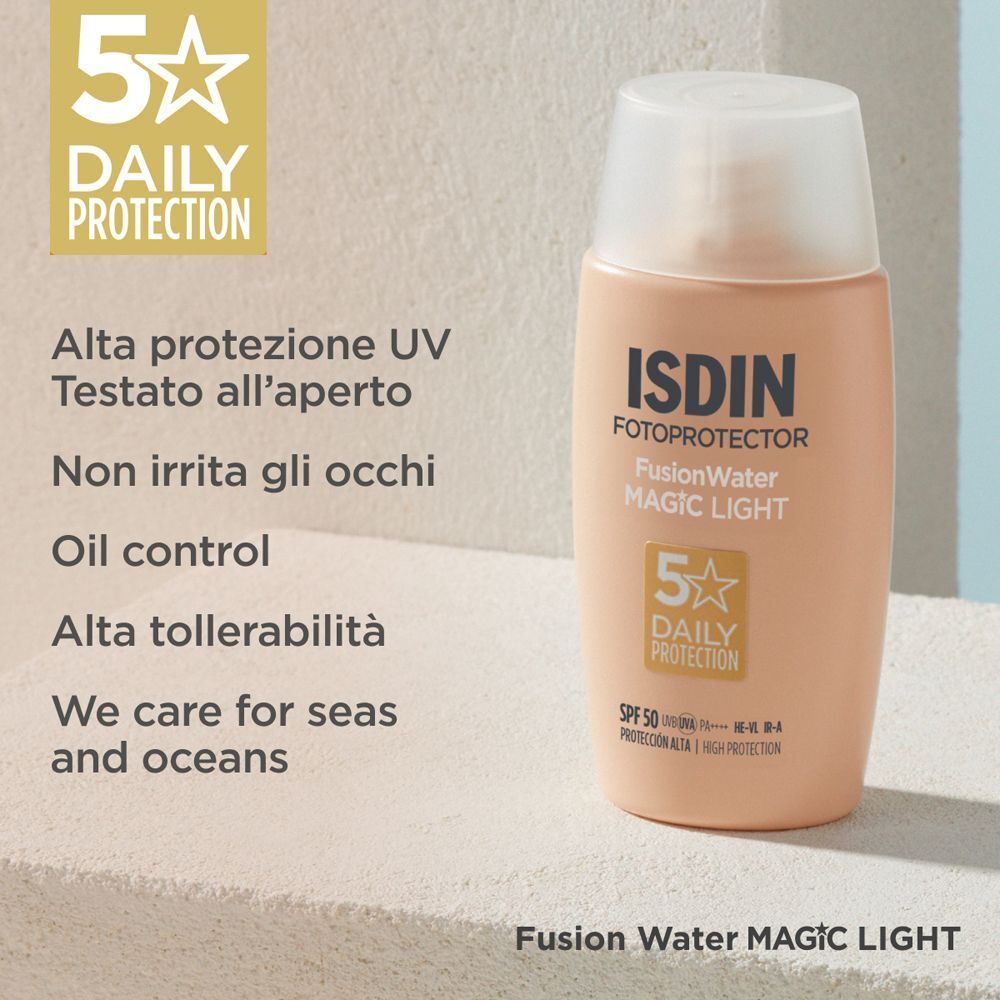 Flacone ISDIN Fusion Water Magic Color Light SPF50 con testo sulla protezione UV.