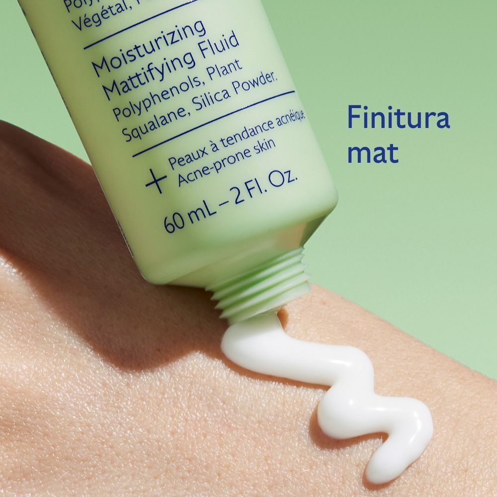 Applicazione del Fluido Caudalie Vinopure sulla pelle per una finitura opaca.