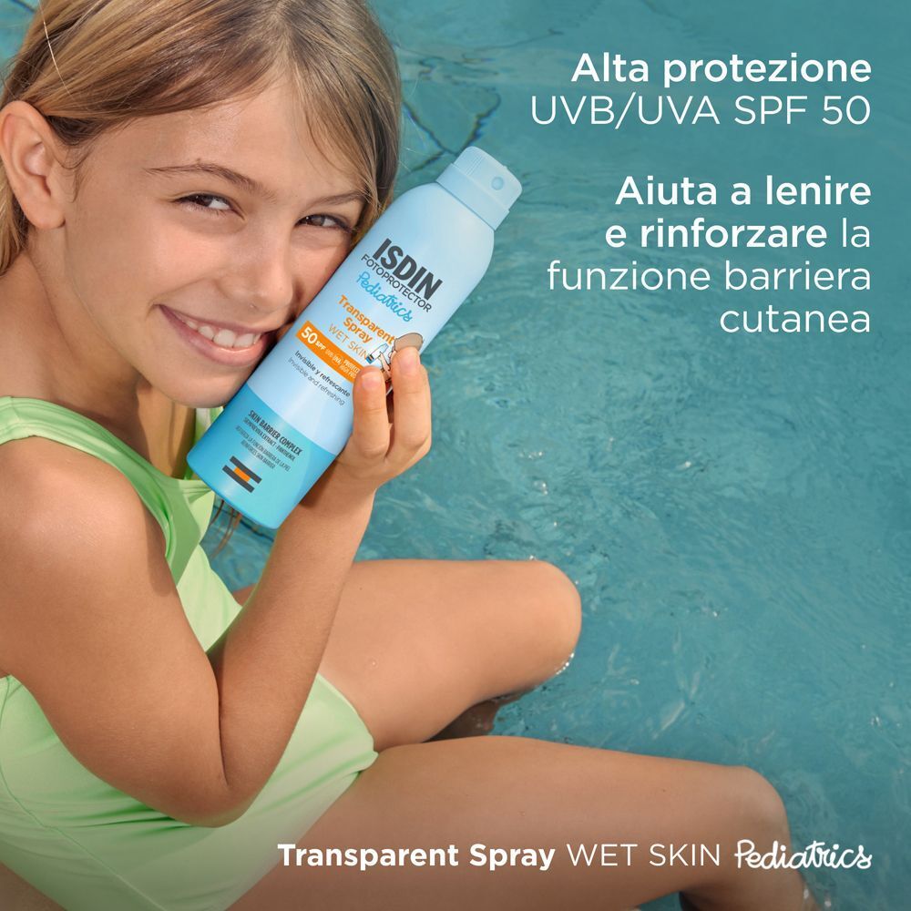 Un bambino tiene ISDIN Fotoprotector Pediatrics Transparent Spray SPF 50.