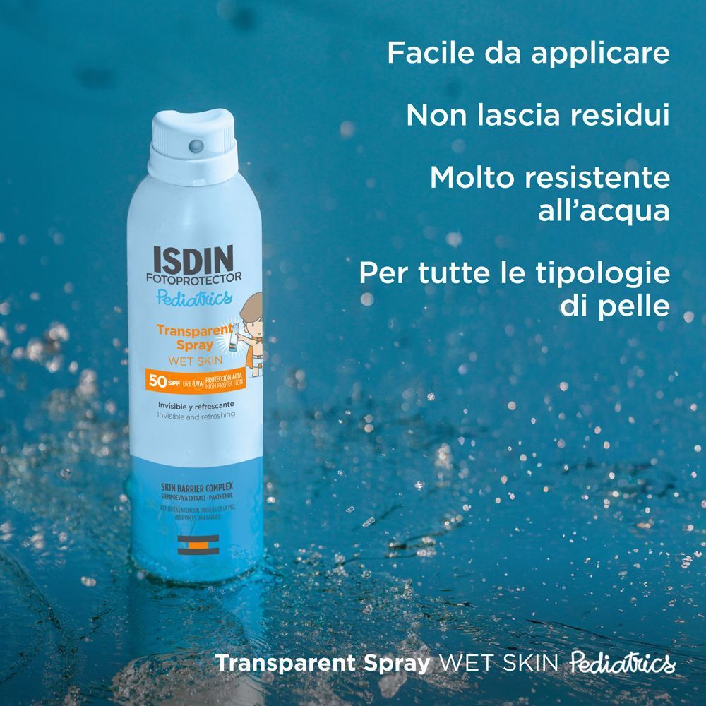 ISDIN Fotoprotector Pediatrics Transparent Spray SPF 50 su sfondo bagnato.