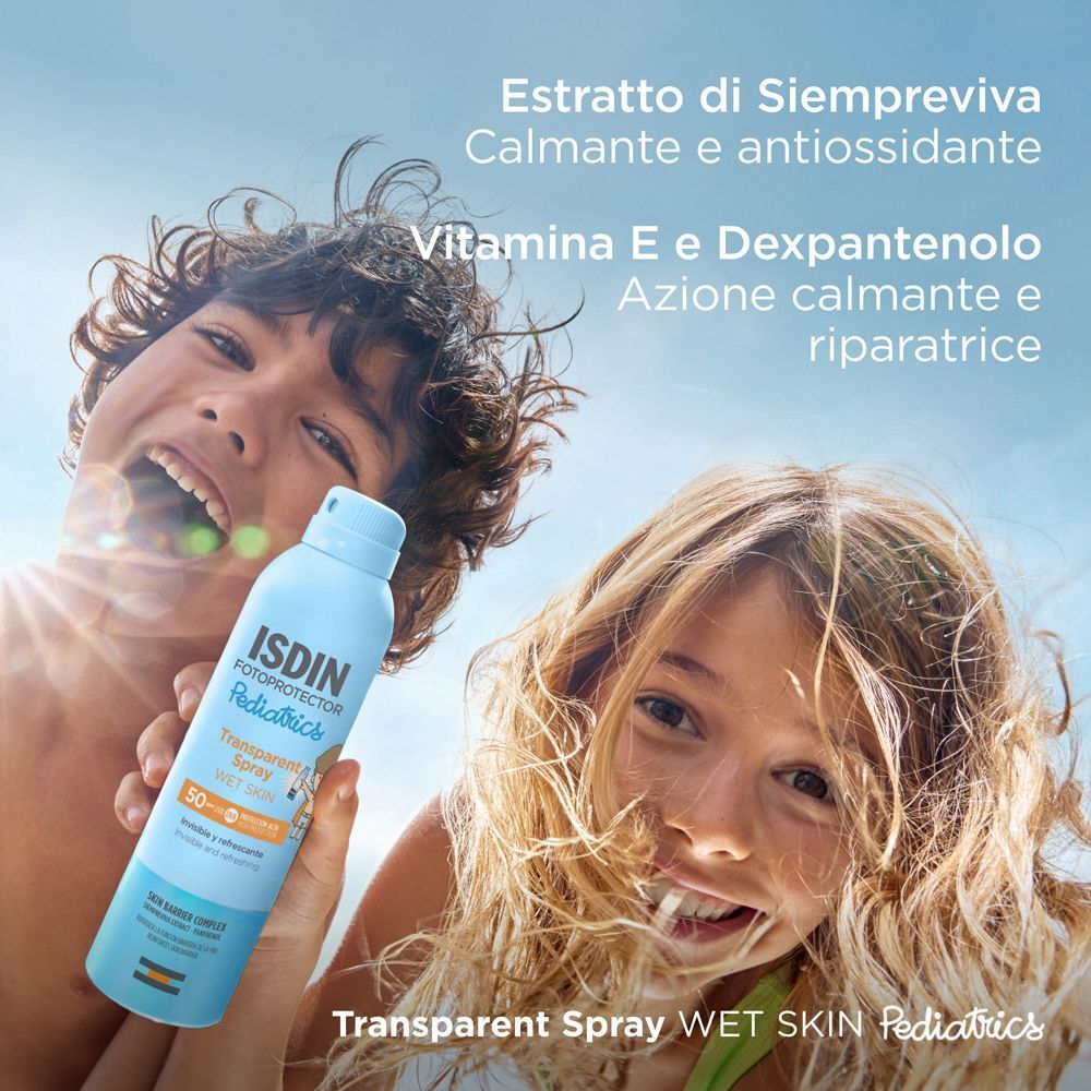 Due bambini tengono ISDIN Fotoprotector Pediatrics Transparent Spray SPF 50.