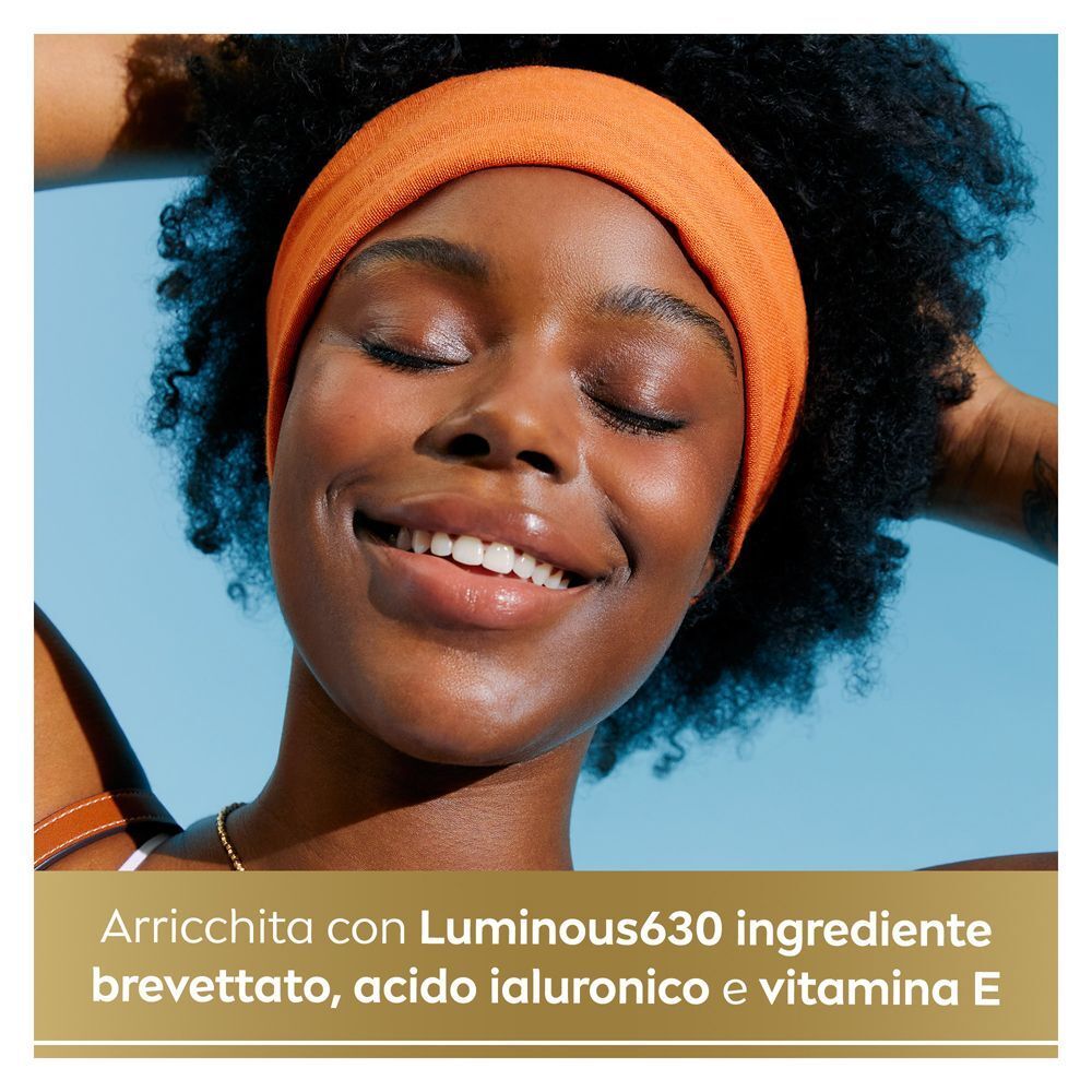 Donna con Nivea Sun Anti-Macchie Luminous630 Fluido Solare Viso, FP 50+. Arricchito con Luminous630, acido ialuronico e vitamina E.