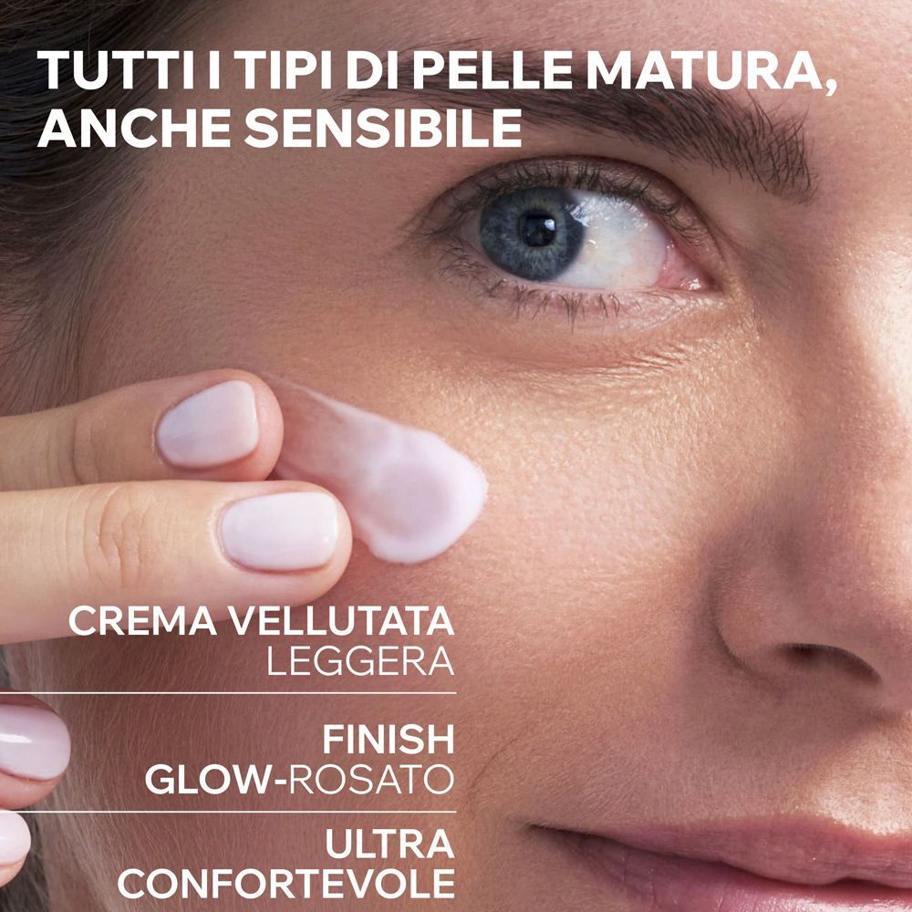 La crema viene applicata sulla pelle, mostrando una texture delicata e un colorito rosato.