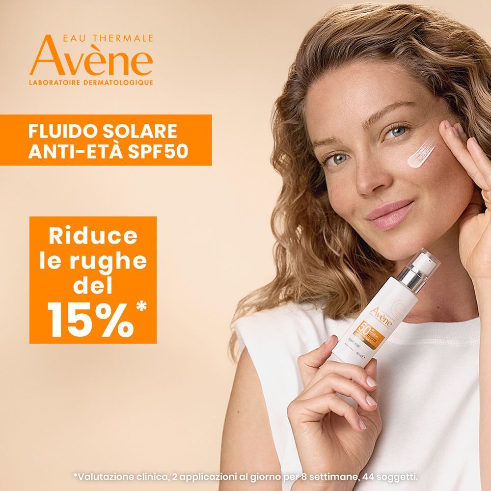 Una donna applica Eau Thermale Avène Fluido Anti-Età SPF 50 sul viso.