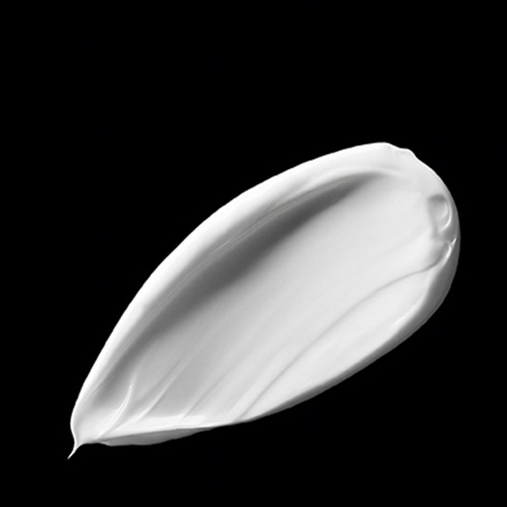 Un campione di texture di crema bianca su sfondo nero.