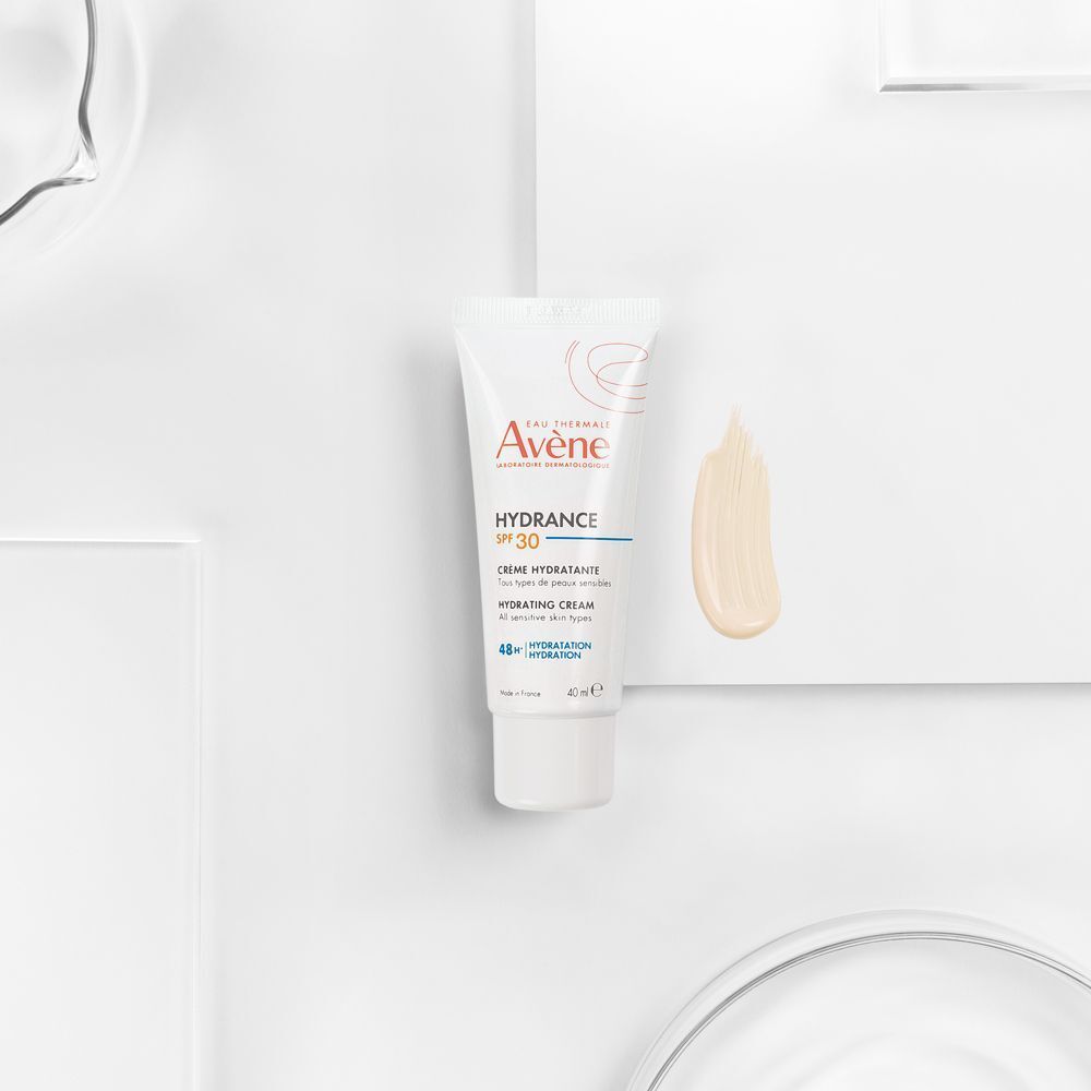 Crema Idratante SPF30 Hydrance Eau Thermale Avène con una macchia di crema.