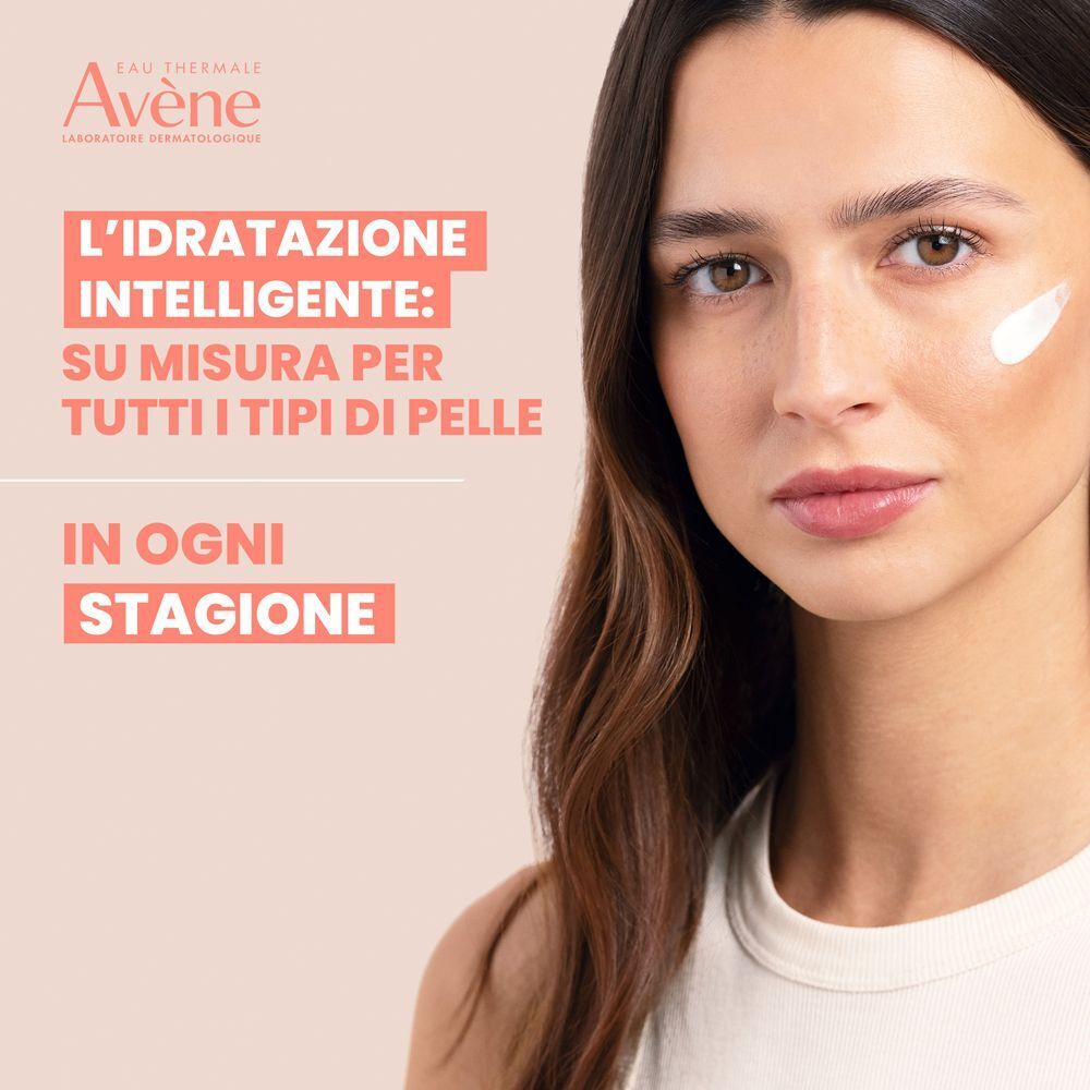 Viso di una donna con una macchia di crema idratante.