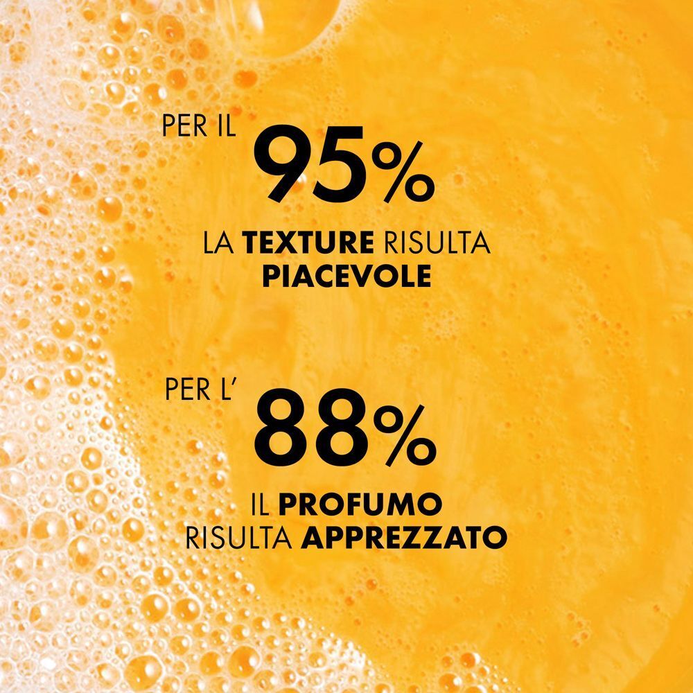 Primo piano di schiuma con testo sulla piacevolezza della texture (95%) e del profumo (88%) dello shampoo antiforfora Vichy Dercos.