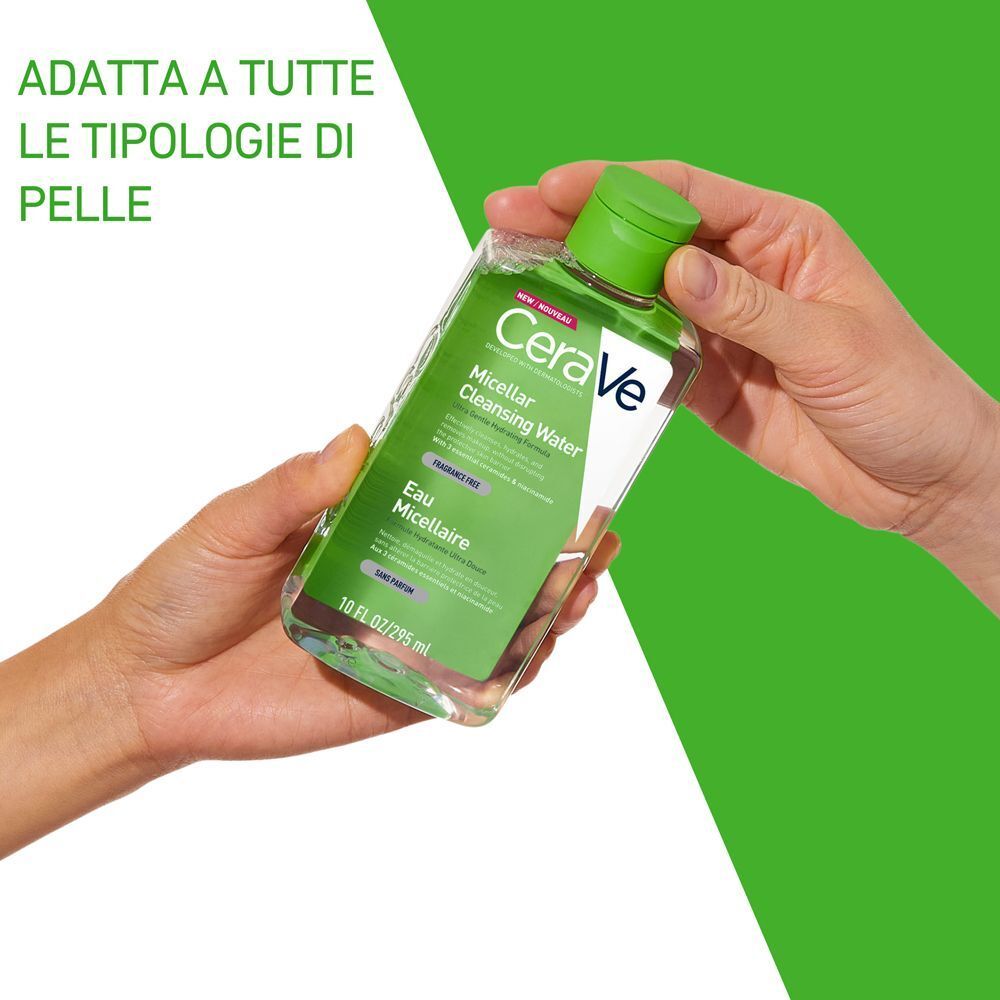 Mani che tengono un flacone di Acqua Micellare CeraVe. Adatto a tutti i tipi di pelle.