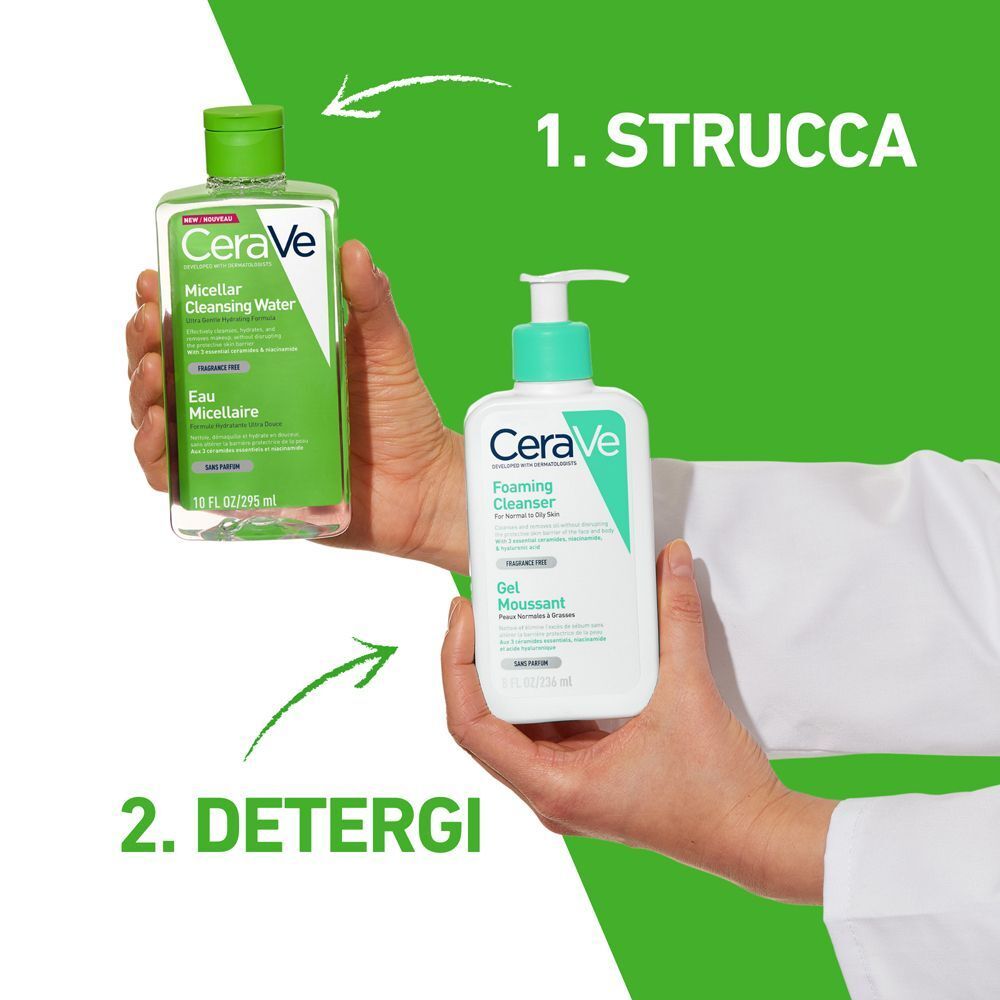 Mani che mostrano acqua micellare CeraVe e detergente schiumogeno CeraVe.
