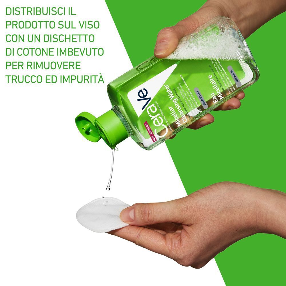 Acqua micellare CeraVe versata su un dischetto di cotone.